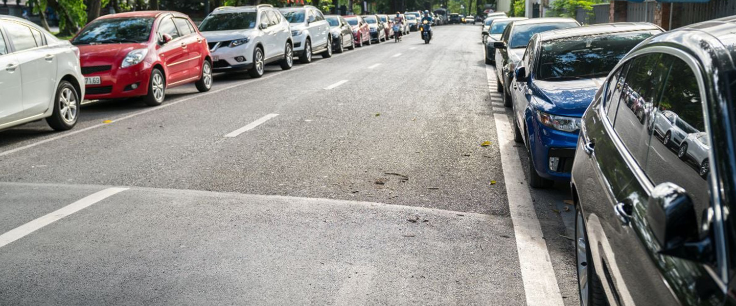 Pahami Bahaya Sembarangan Parkir di Bahu Jalan dan Buka Pintu Mobil 