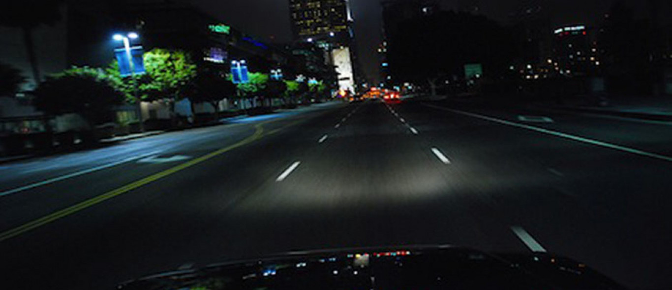 Berkendara mobil di malam hari