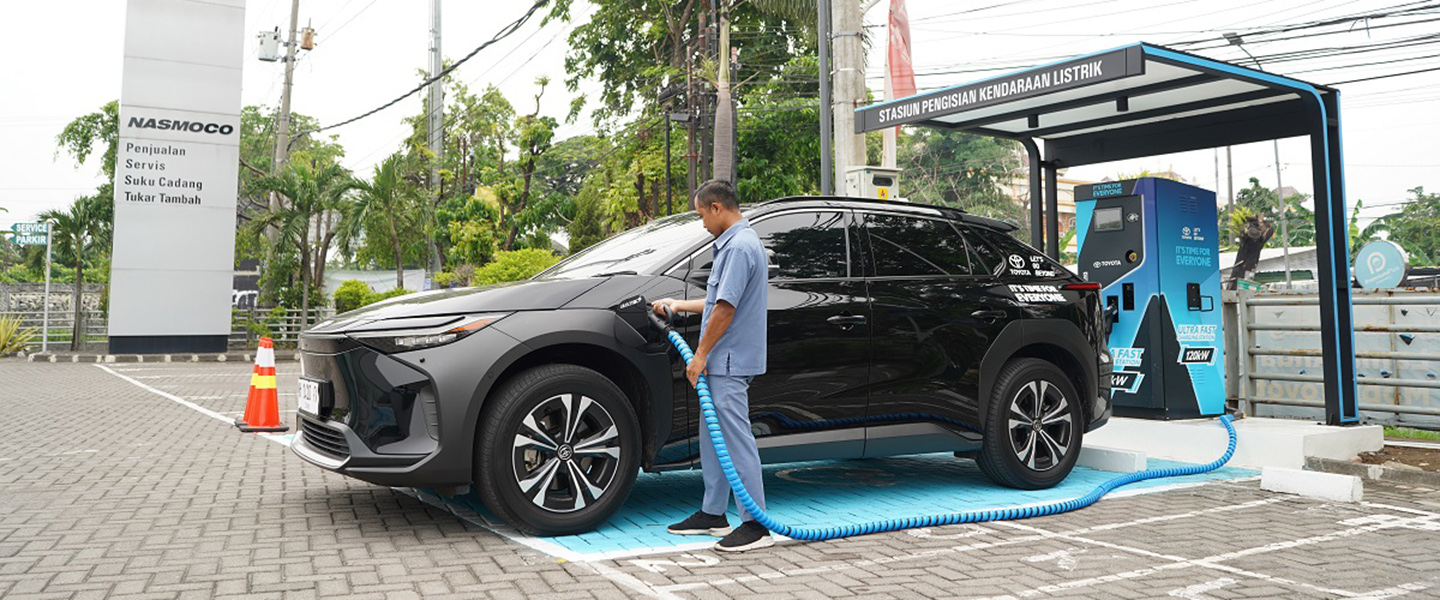 Tidak Perlu Ragu Mudik Bawa Mobil Listrik Toyota, Charging Station Gratis di Dealer Resmi Semakin Banyak