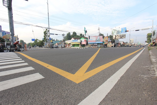 Perbedaan Garis Kuning dan Garis Putih di Jalan serta Cara Menyalip yang Benar