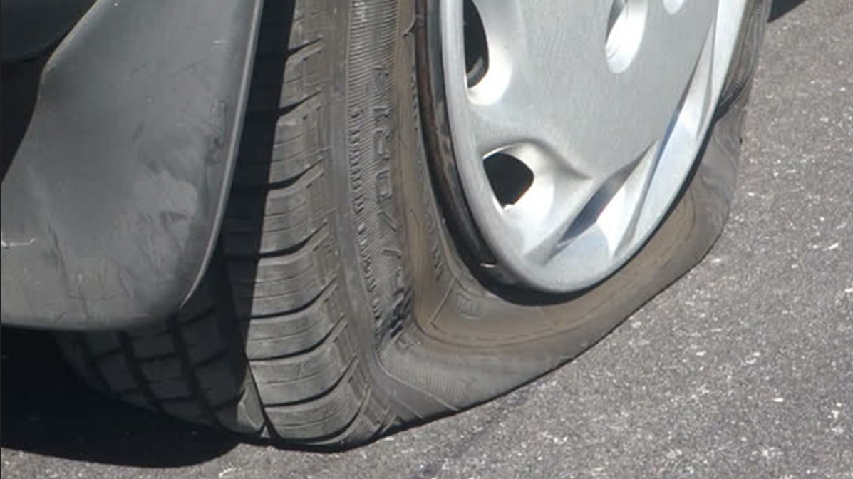 Injak Pedal Rem Sebagai Reaksi Spontan Hadapi Ban Pecah, Jangan Lakukan dan Fokus Kendalikan Mobil Supaya Tidak Kecelakaan