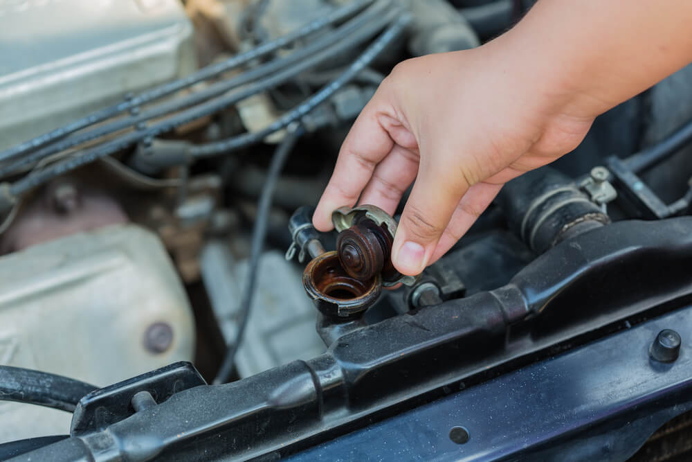 Kenali Fungsi Air Coolant untuk Cegah Overheat Saat Perjalanan Jarak Jauh