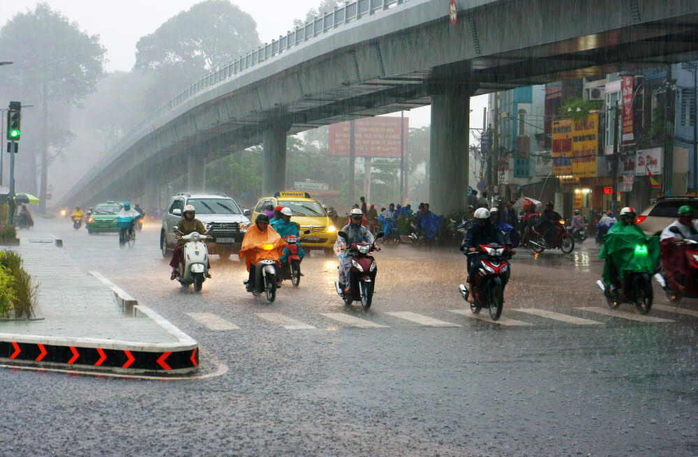 Tips Berkendara Aman dan Nyaman Saat Musim Hujan di Jalanan Kota