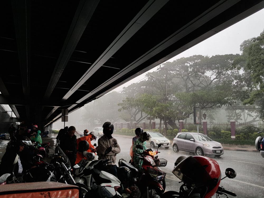 Beraktivitas Nyaman Saat Hujan dengan Pakaian Anti Air yang Tepat