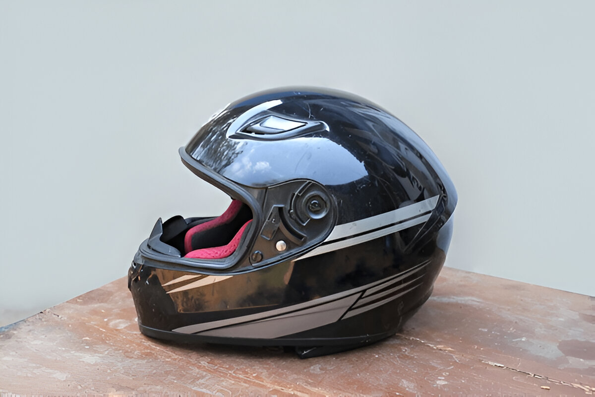 Lindungi Kepala dan Wajah dengan Helm Full Face Selama Hujan