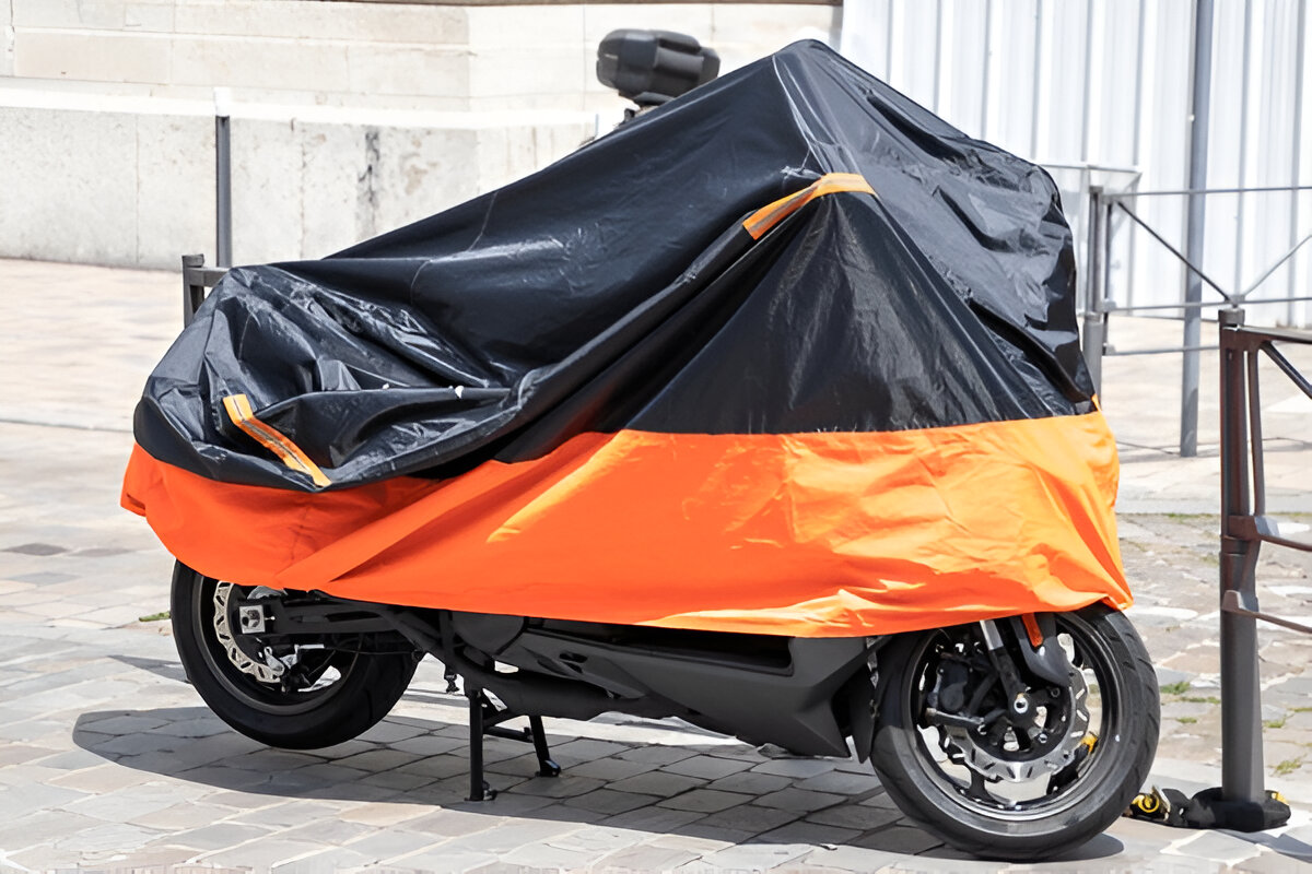 Motor Tetap Terlindungi dengan Cover Saat Parkir di Tengah Hujan