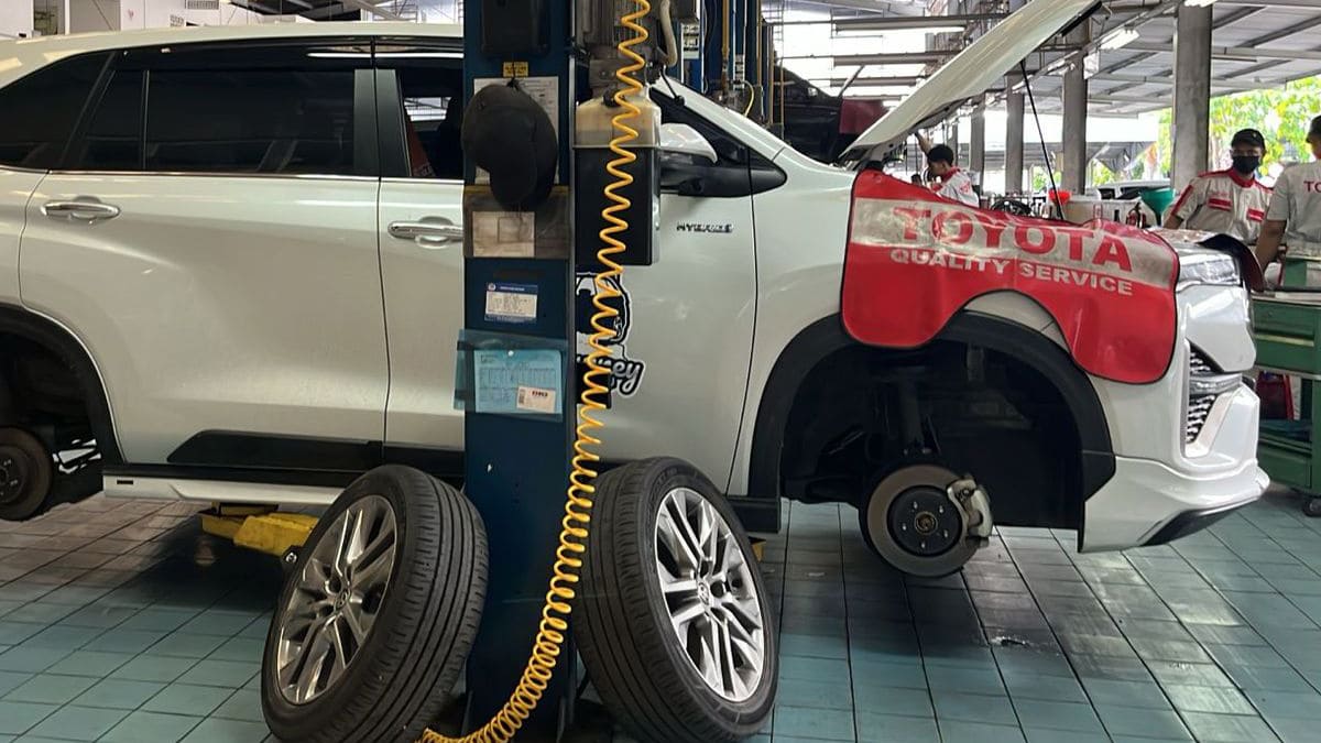 Tips Mencegah Kaki-Kaki Mobil Rusak Saat Sering Melintasi Jalan Berlubang, Pastikan Rutin Spooring dan Balancing